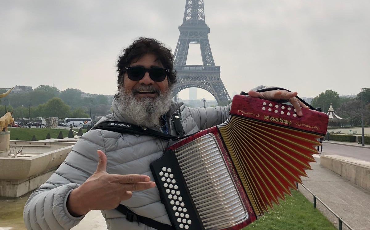 Celso Piña, el día que tocó frente a la Torre Eiffel- Grupo Milenio