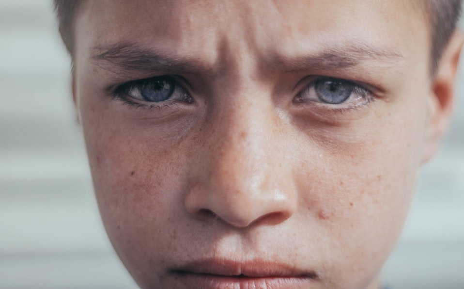 Las consecuencias de usar sobrenombres en niños son que les genera baja autoestima y limita su desarrollo personal y social. (Cortesía Pexels)
