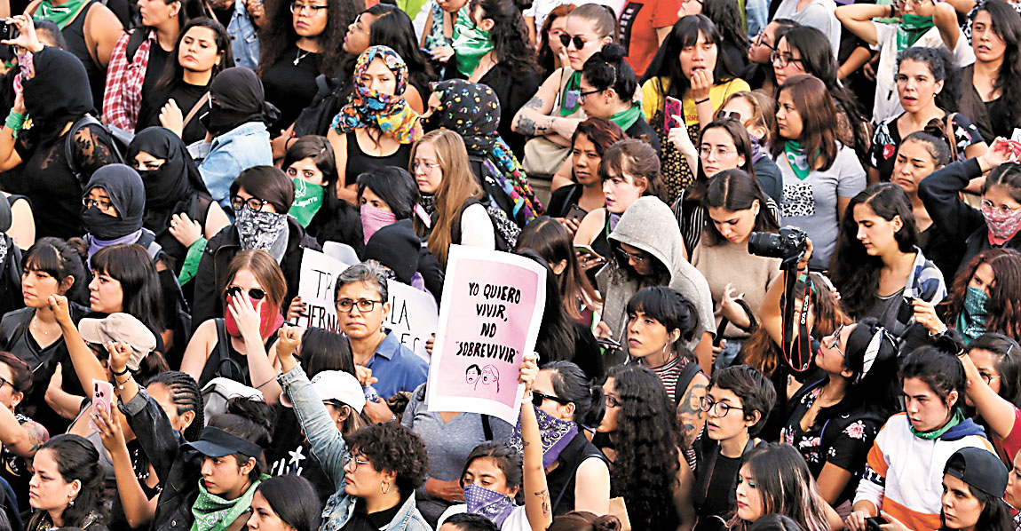 Integrantes de “La Cuarta Ola” participaron en la marcha del viernes. (Octavio Hoyos)