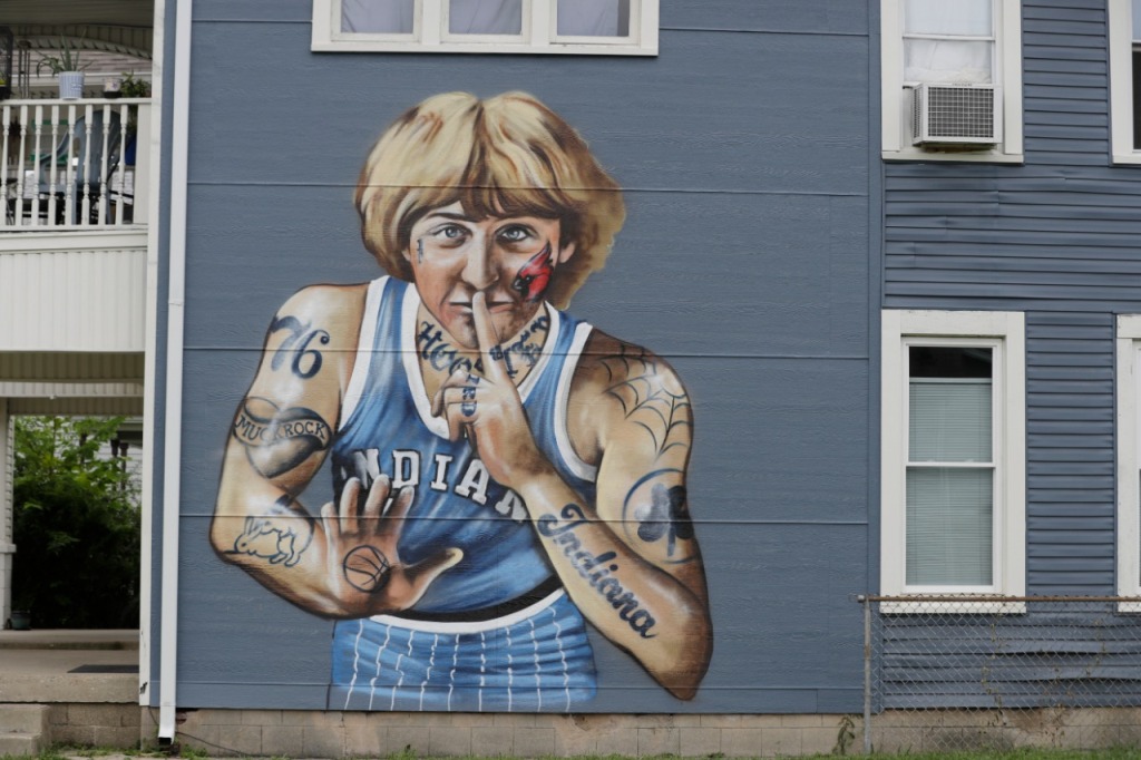 Larry Bird pidió retirar tatuajes de su mural en el multifamiliar (AP)