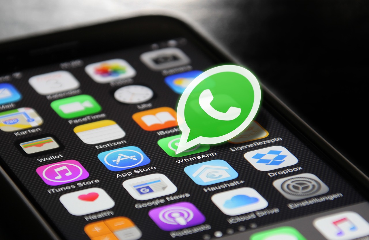 El QR es código de barras bidimensional cuadrada que puede almacenar los datos codificados y fue agregado a las últimas actualizaciones de WhatsApp (F