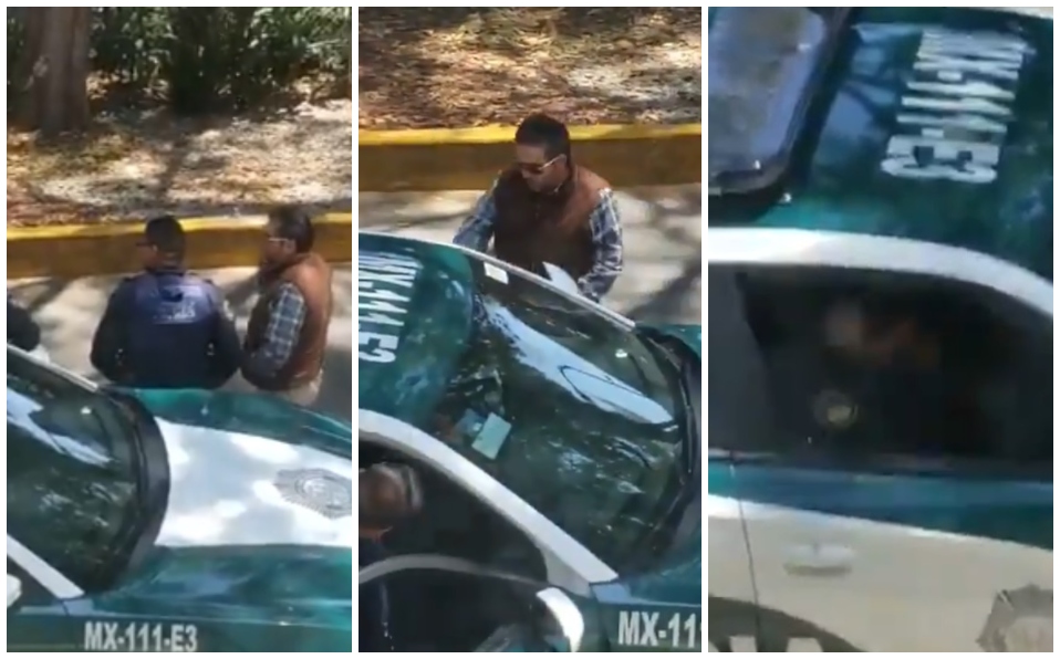 Un sujeto entregó un objeto a dos policías y uno de ellos se persignó tras guardarlo. (Especial)