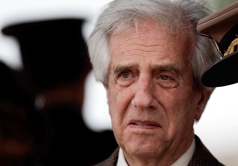 Tabaré Vázquez , de 66 años, dijo que se someterá a tratamientos médicos. (AP)