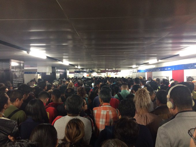 Usuarios saturan estaciones de Línea 1 del Metro. (Tomado de @_Ser_Vil_)