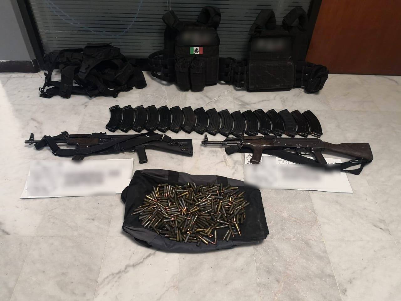 Aseguramiento de armas de grueso calibre, además de chalecos tácticos (Foto/CORTESÍA)