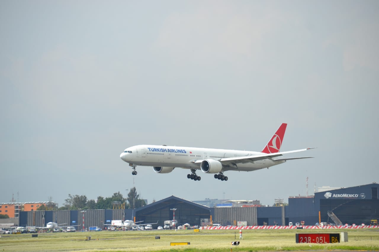 Avión de Turkish Airlines aterrizando en el AICM (Especial)