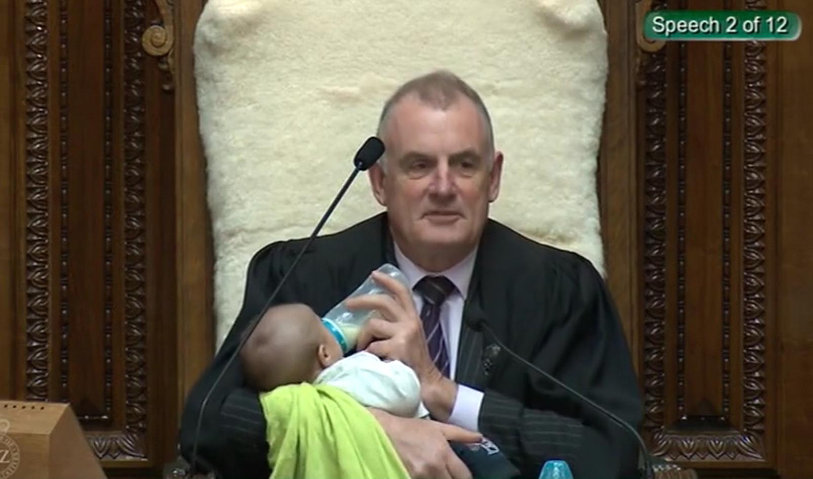 El bebé es del legislador neozelandés Tāmati Coffey. (Foto tomada del Twitter de Trevor Mallard)
