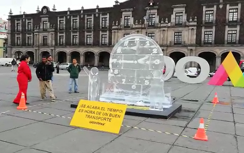 Colocaron un reloj de hielo sobre la Plaza de los Mártires. (Tania Contreras)