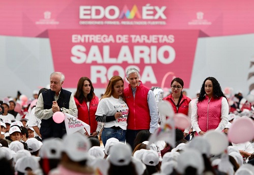 Entregó la tarjeta a beneficiarias de la zona oriente. (Especial)