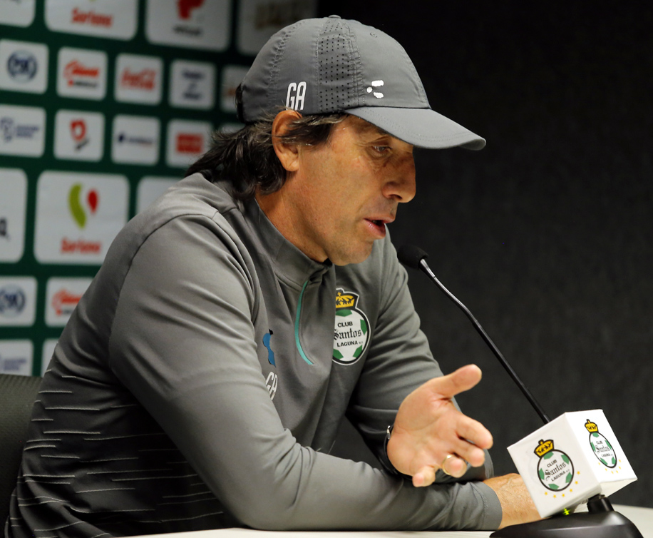 El estratega de Santos Laguna expuso que está por definir su once. (Mauricio Román)