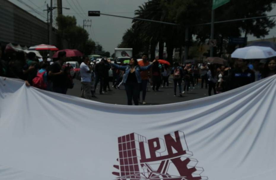 Estudiantes rechazados bloquean avenida Montevideo. | César Velázquez