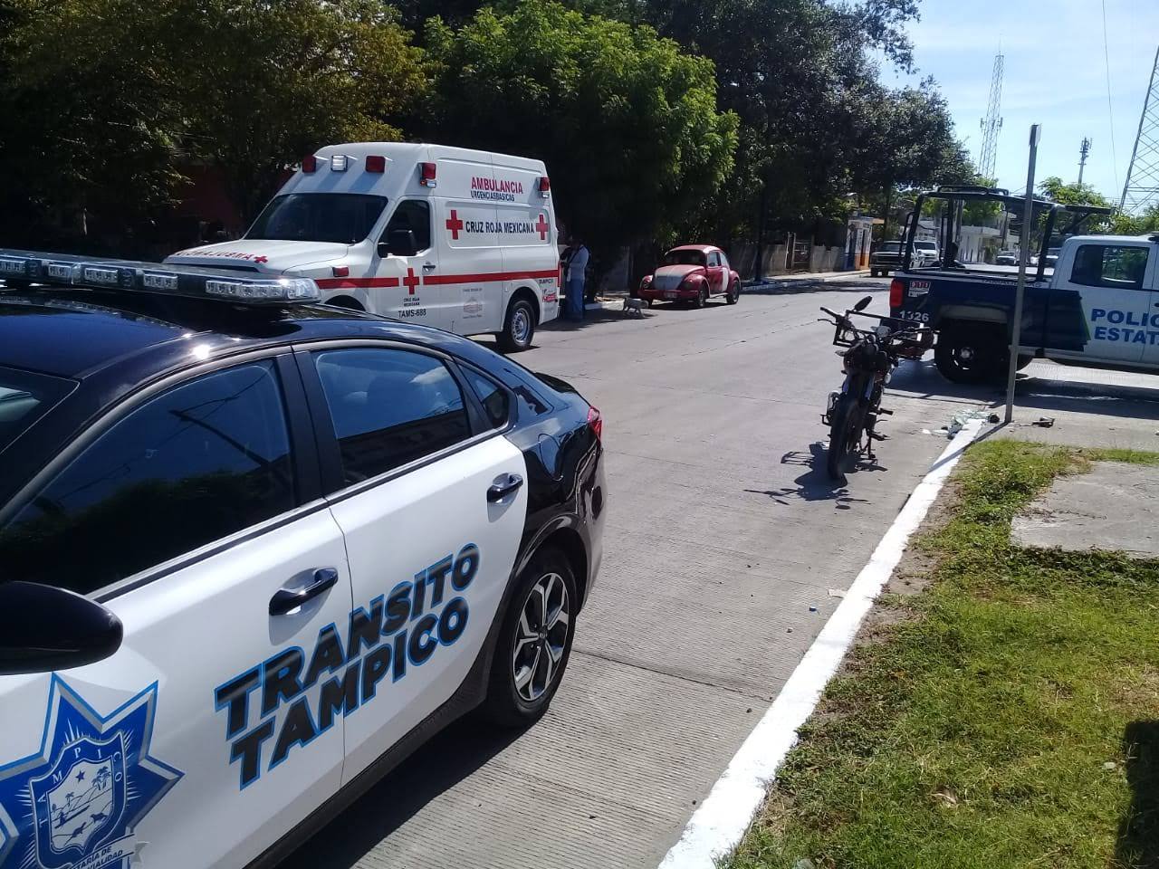 El exceso de velocidad hizo que un motociclista se impactara contra una patrulla de la Policía Estatal (Foto/Sandra Sosa)