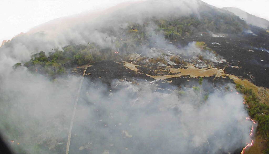 Los incendios en la Amazonia se deben en gran parte a las quemas provocadas para deforestar un terreno. AP