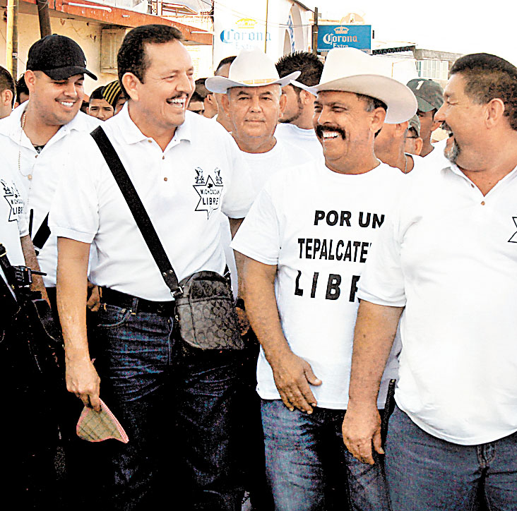 Juan José Farías (izquierda) en Tepalcatepec. (Jorge Carballo)