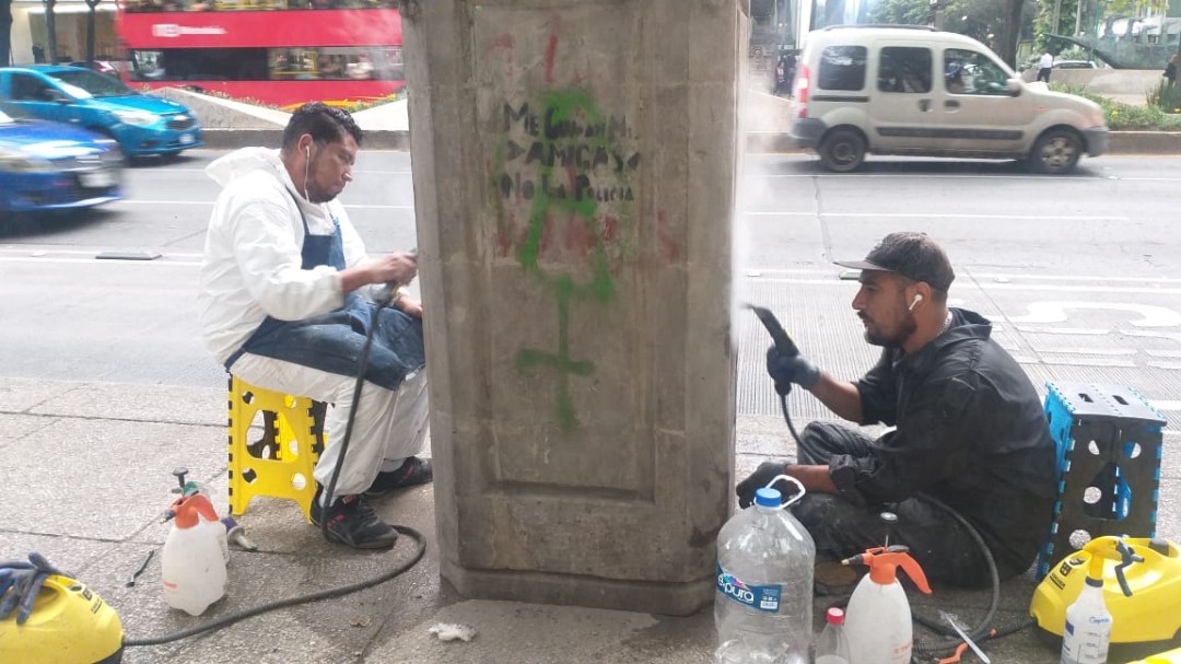 Restauradores del INAH iniciaton trabajos para retirar las pintas en esculturas. (Jorge Becerril)