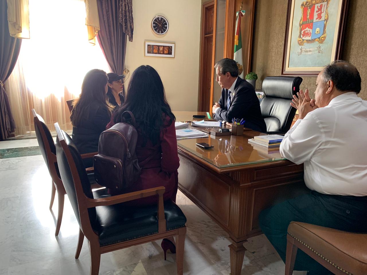 Reunión del alcalde con madre de joven afectado