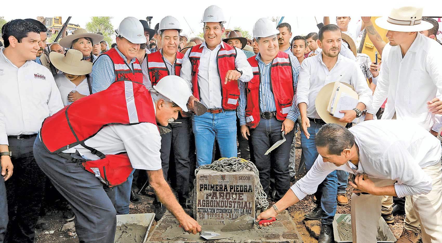 Ricardo Peralta atestigua colocación de la primera piedra del parque agroindustrial en La Huacana, en la que participó José Mireles. (Jorge Carballo)