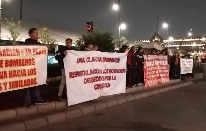 Bomberos de CdMx protestan en Zócalo de CdMx. | Jorge Becerril