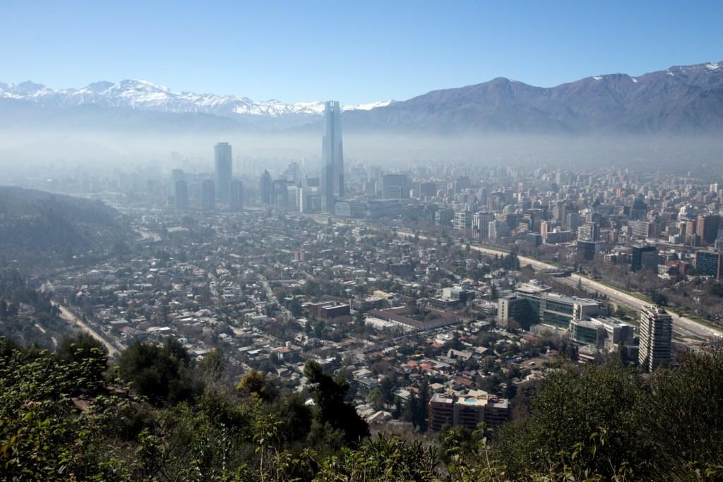 Chile. La vista panorámica de Santiago con la Gran Torre Santiago que destaca entre los edificios. (EFE)