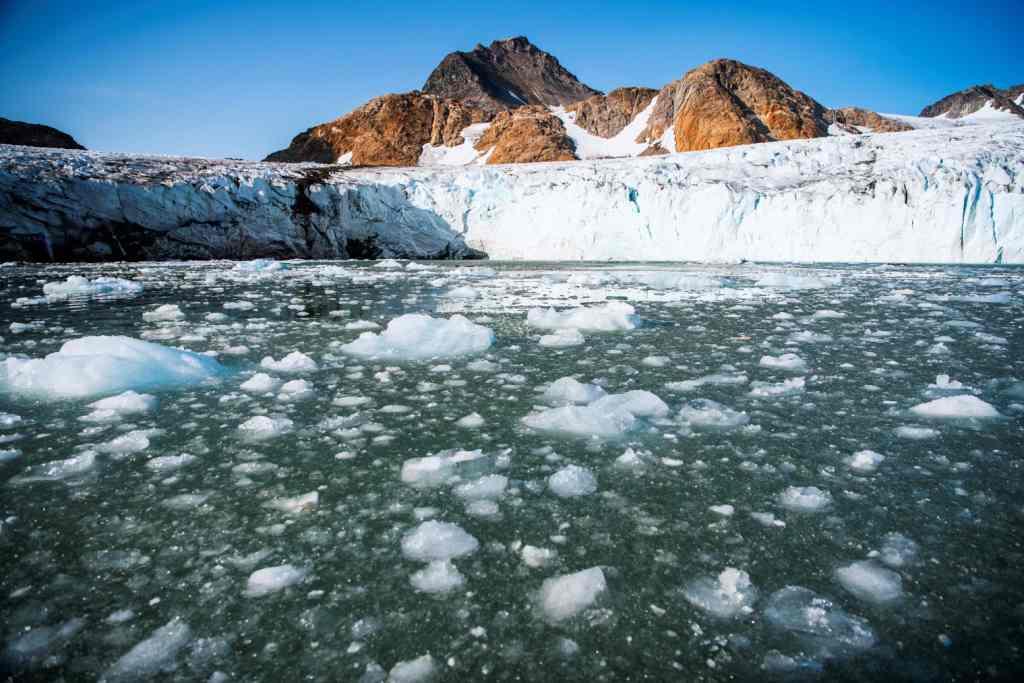 Dinamarca. El glaciar Apusiajik, cercano a Kulusuk en Groenlandia con pequeñas capas de hielo. (AFP)