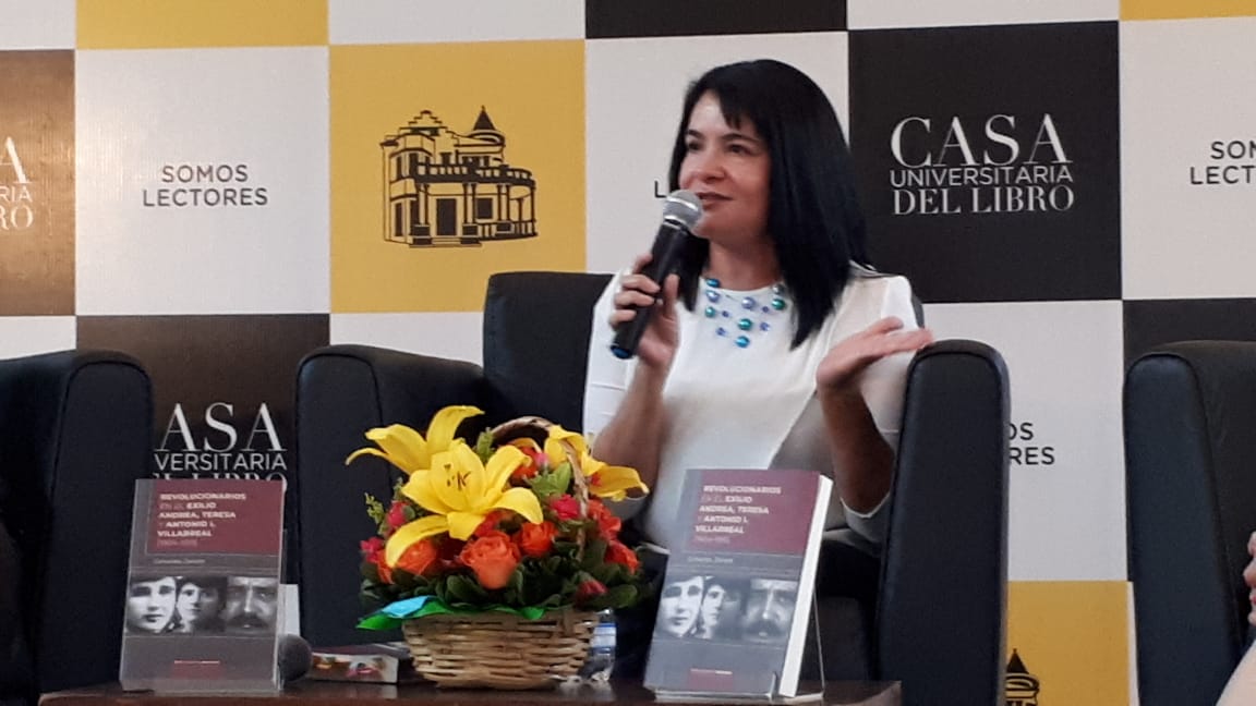 Griselda Zárate, presentando su libro "Revolucionarios en el exilio. Andrea, Teresa y Antonio I. Villarreal (1904-1911)" (Foto: Especial)