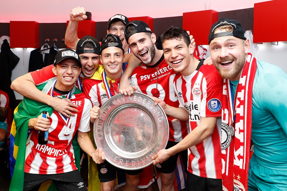Hirving Lozano con el título del PSV en la Eredivisie en el 2018 (PSV)