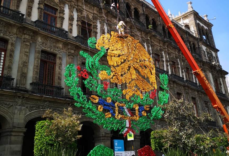 Inició el montaje de las decoraciones del Día de la Independencia 2019, en el Zócalo de CdMx. | Jorge Becerril