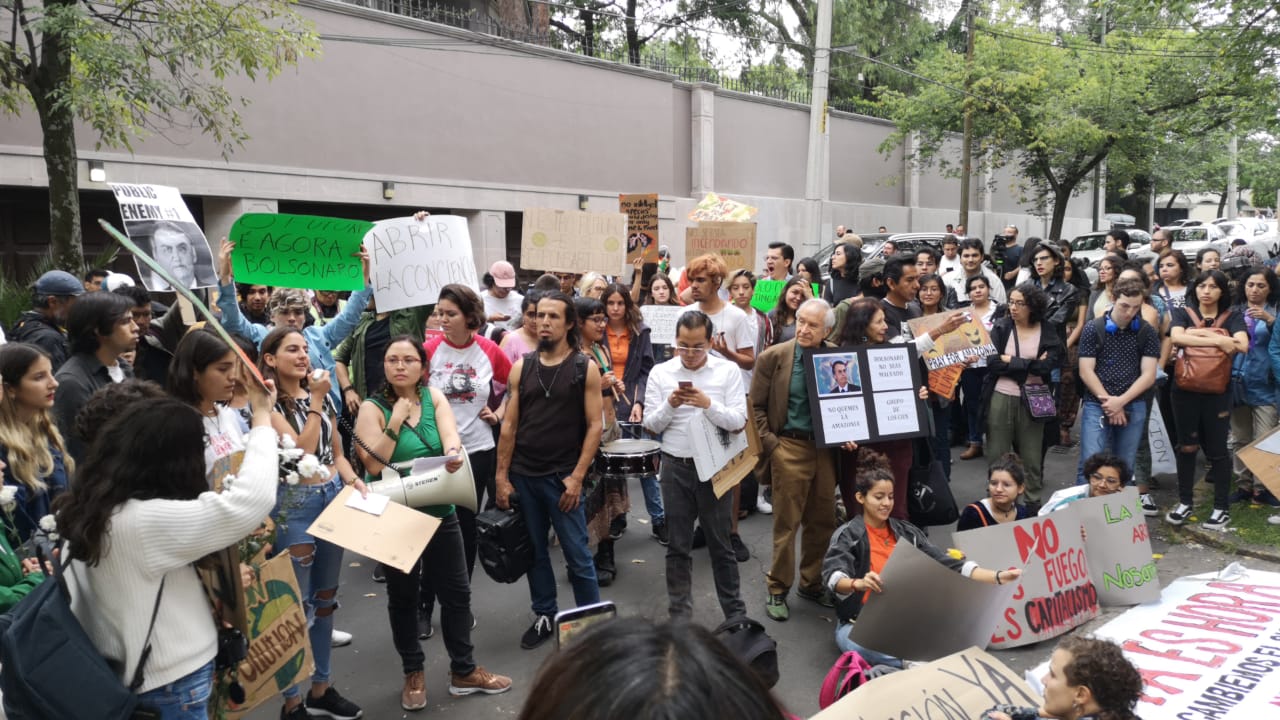 Integrantes de varias organizaciones se manifestaron frente la embajada de Brasil por los incendios en Amazonas. (Jorge Becerril)