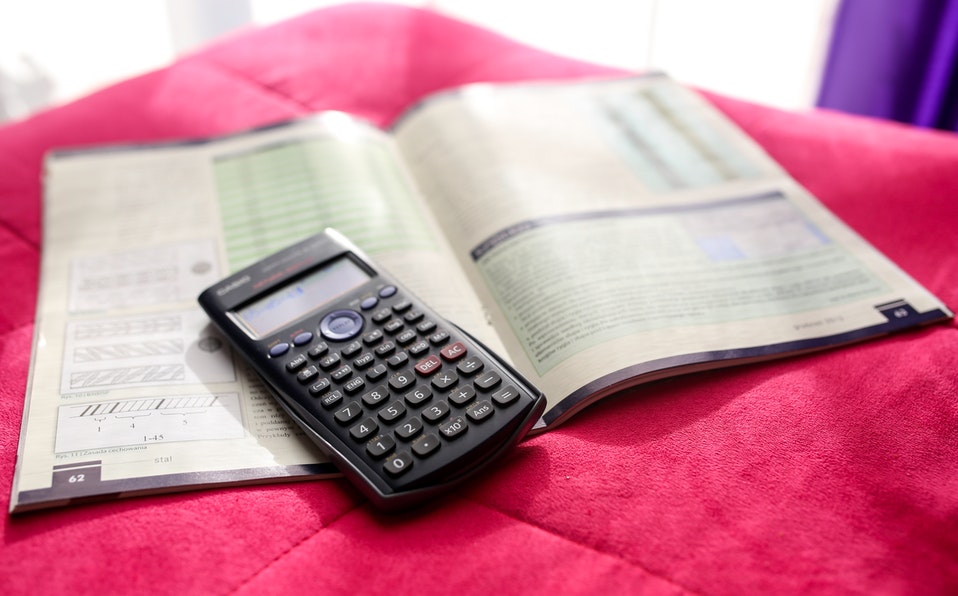 Los jóvenes tienen la opción de aprender matemáticas a través del canal de Youtube Math2me. (Cortesía Pexels)