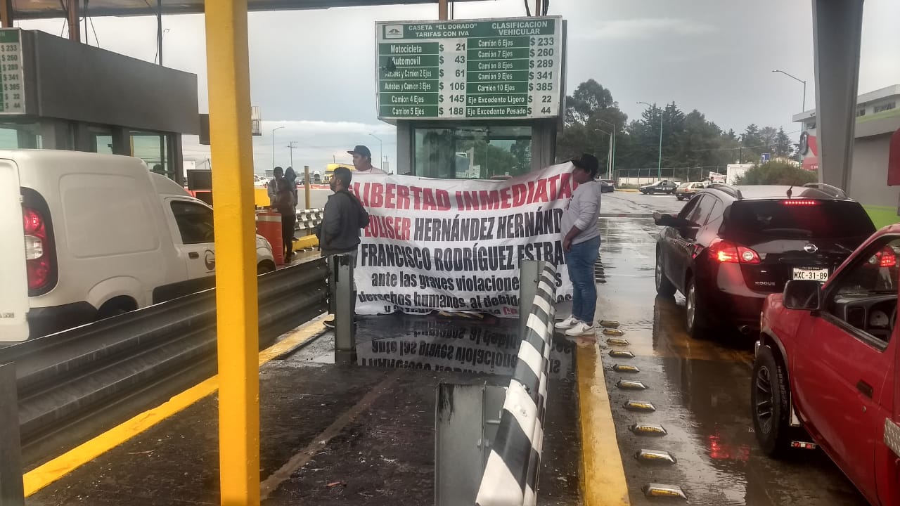 Levantan las plumas para que los automovilistas circulen sin pagar peaje. (Especial)