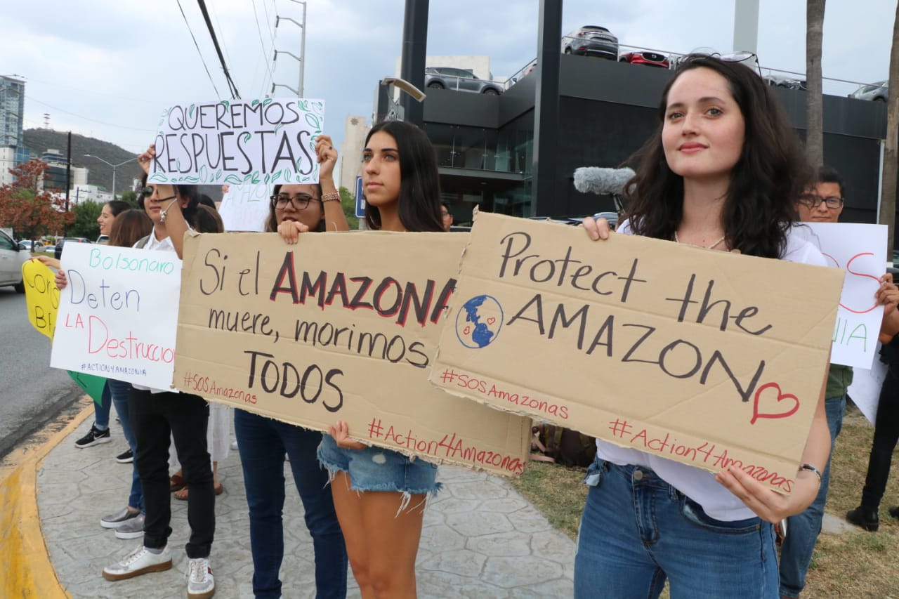 Los manifestantes mostraron sus pancartas a los vehículos que transitaban por la mencionada vía. (Leonel Rocha)