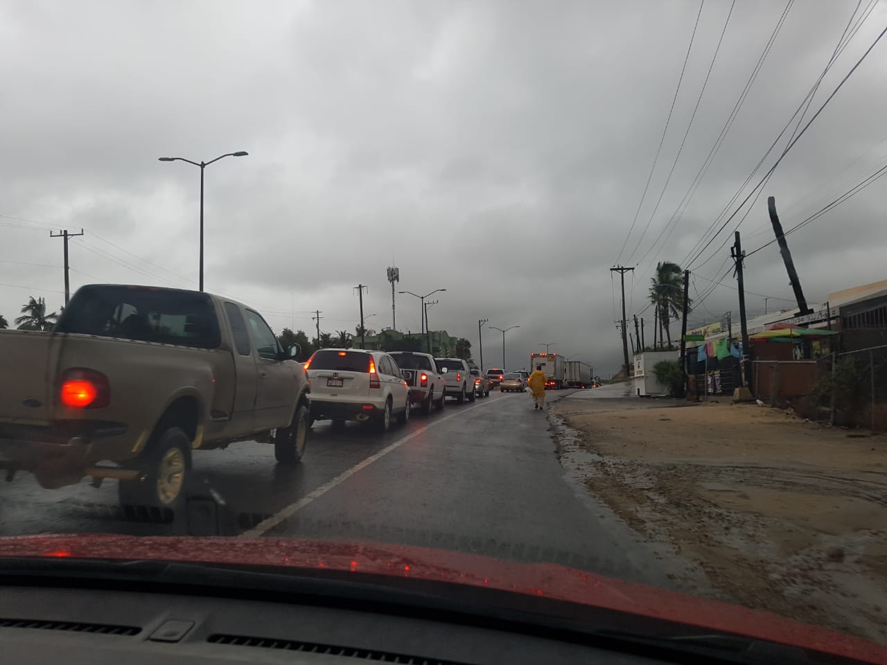 Hasta ahora se mantienen cerradas algunas calles debido a las fuertes lluvias. (Margarita Rojas)