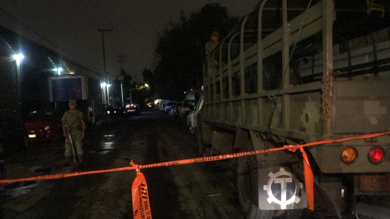 Militares resguardan la zona en donde hay varios heridos. (Gabriel Ortega)