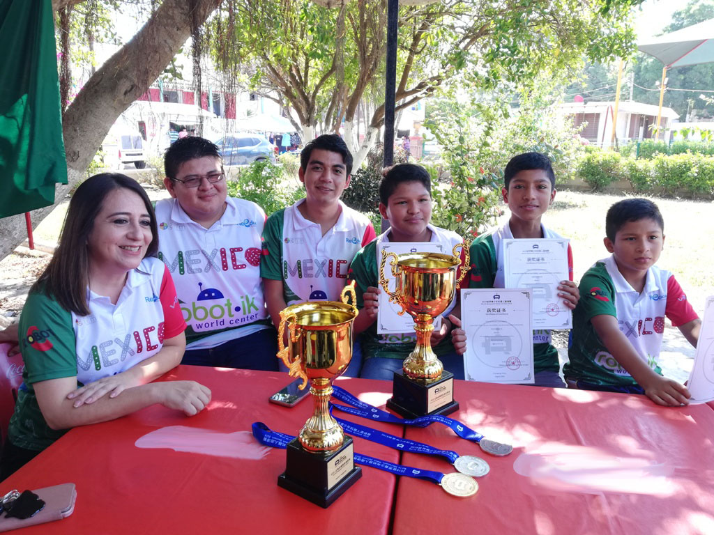 Muestras sus medallas los campeones mundiales de robótica
