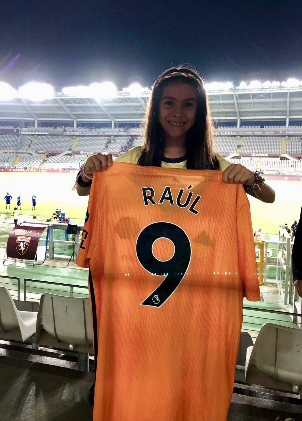 Natalia agradece a Raúl Jiménez por regalarle su playera del Wolverhampton (Twitter @NayDiaz)