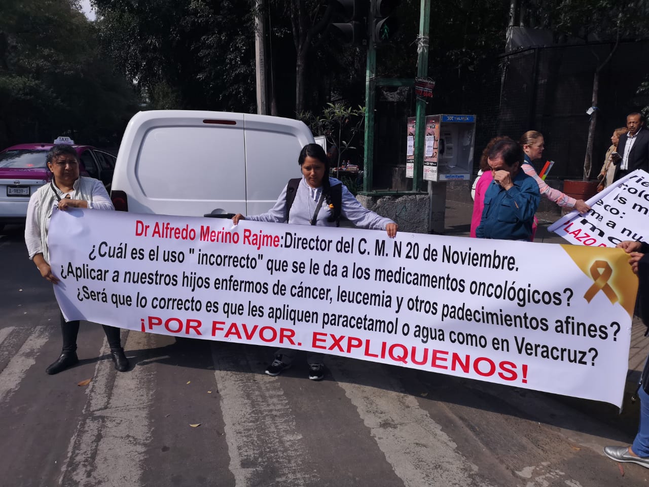 Protestas en las inmediaciones del hospital 20 de Noviembre del ISSSTE. (Francisco Mejía)