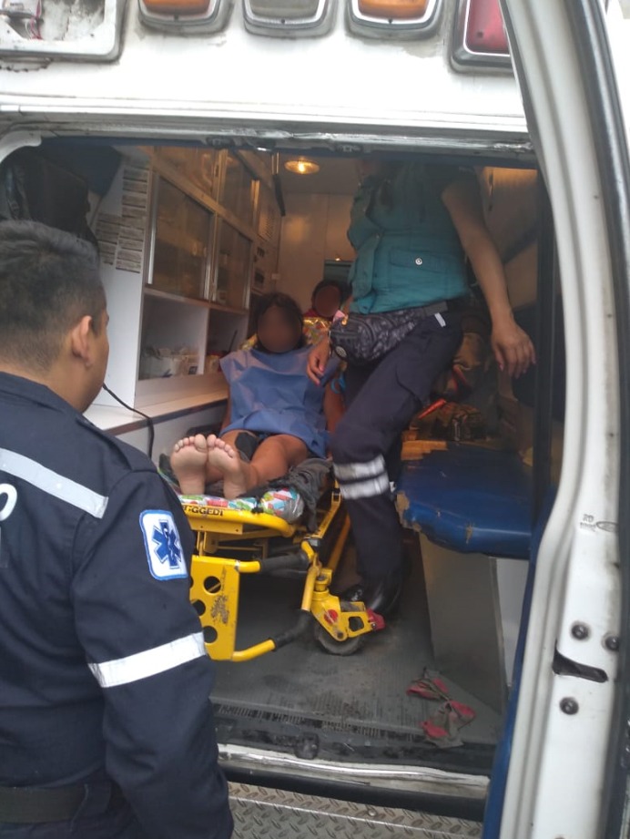 "Tiene quemaduras pero ya la llevamos en la ambulancia". (Especial)