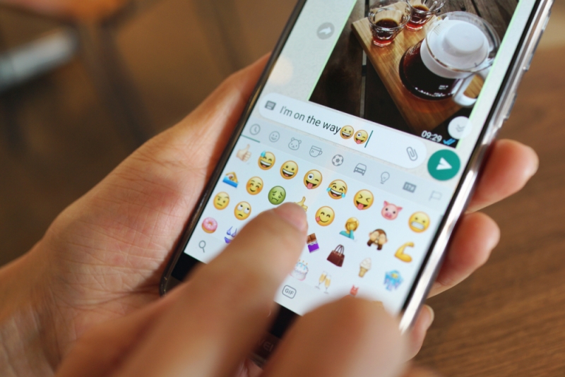 WhatsApp incluyó los emojis personalizados o memojis en su app beta de iPhone. (Shutterstock)