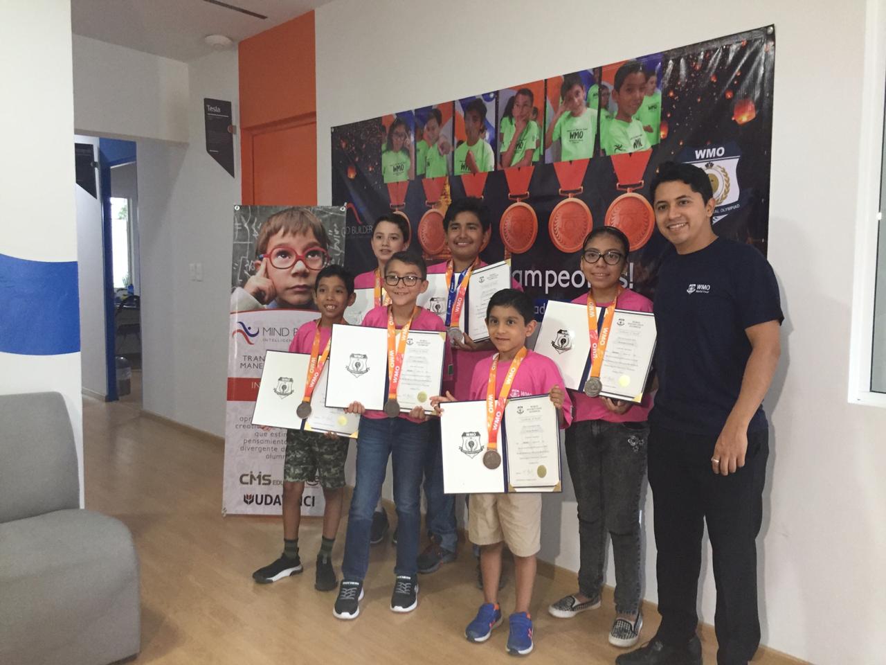 Alumnos de primaria que obtuvieron medallas de Bronce en una Olimpiada de Matemáticas. (Especial)