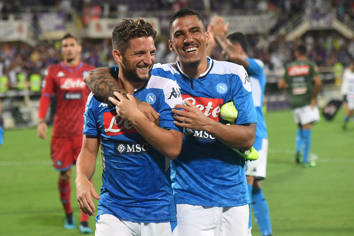 Dries Mertens y Allan en festejo de gol durante el triunfo del Napoli sobre la Fiorentina (Reuters)