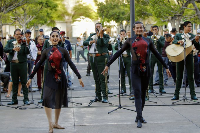 El Encuentro del Mariachi logró el Récord Guinness de la Danza Folclórica más grande del mundo con 882 bailarines. (Twitter @GuadalajaraGob)