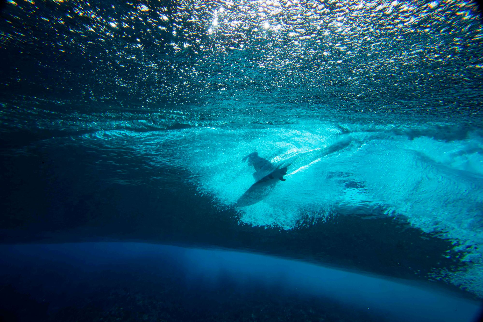 Francia. Un hombre monta una ola antes del inicio de la World Surf League 2019 Tahiti. (AFP)