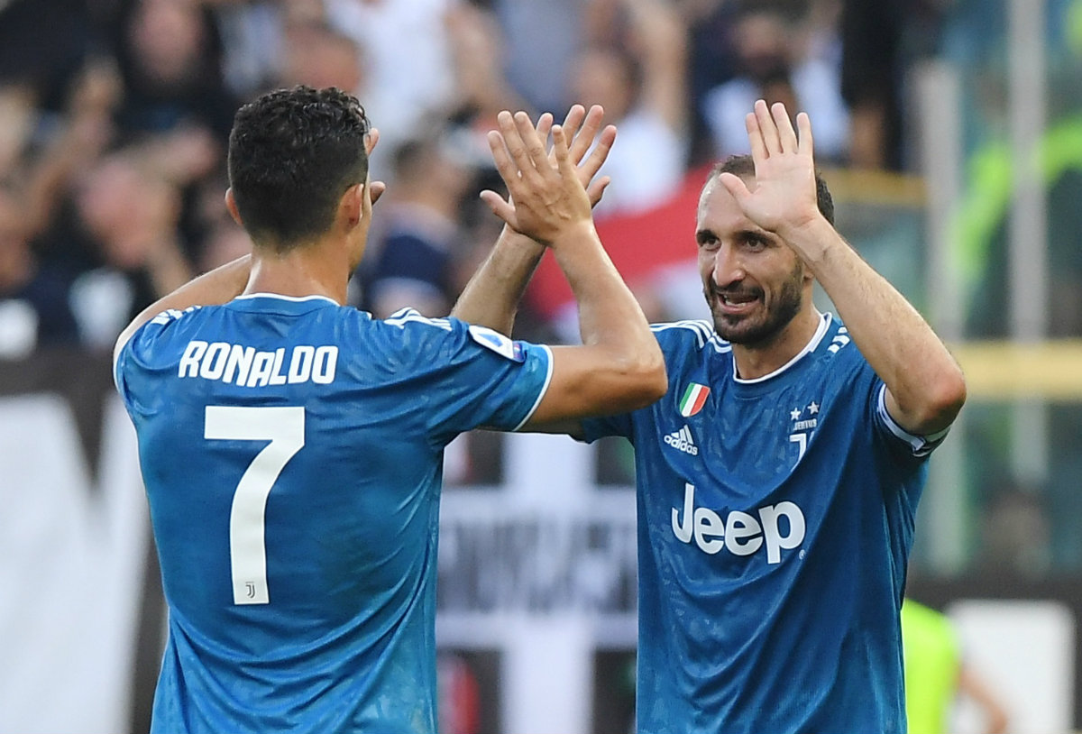 Giorgio Chiellini festeja con Cristiano Ronaldo tras anotar el gol de la Juventus (Reuters)