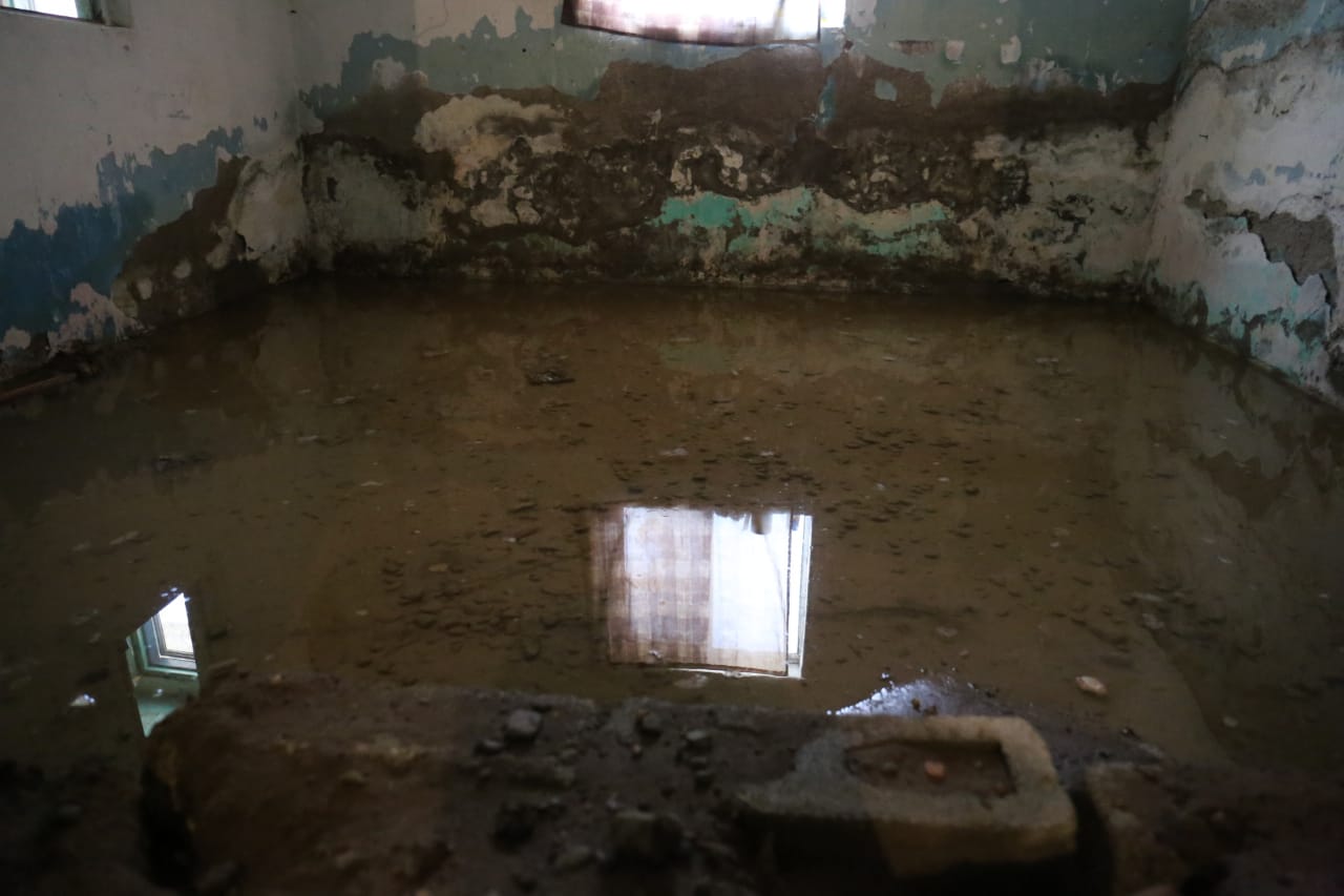 Se inundaron cuartos, dañando muebles y paredes de la casa. (Rolando Riestra)
