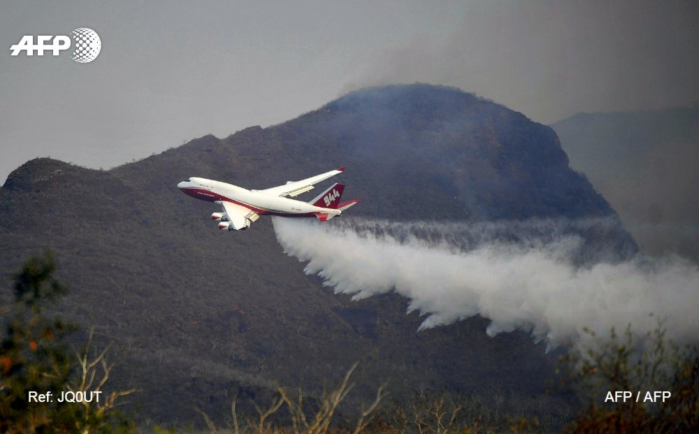 Los operativos de gran envergadura del SuperTanker están siendo acompañados por operaciones más focalizadas a cargo de helicópteros militares. AFP