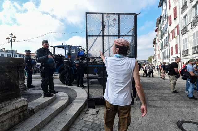 Protesta contra la cumbre de siete mandatarios occidentales, en Hendaya e Irún. (AFP)