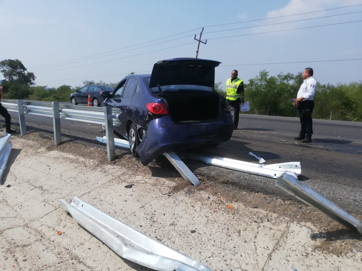 Vehículo con placas americanas se impactó contra muro de contención de la carretera Tampico-Mante (Foto/Anahy Meza)