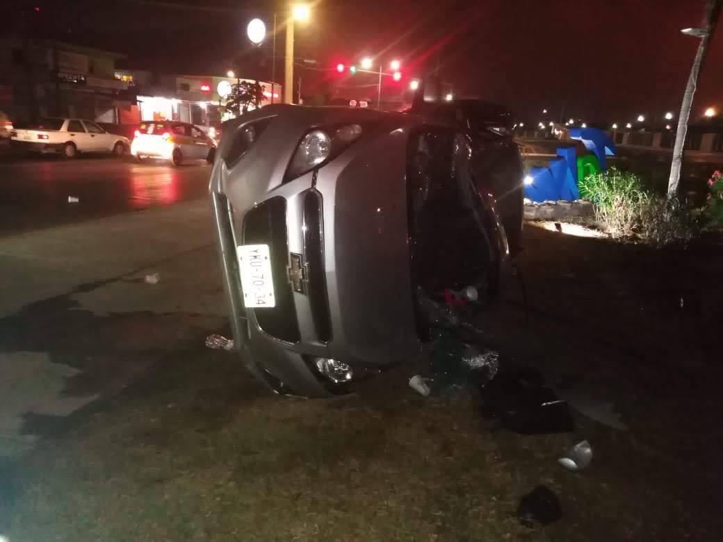 Volcadura deja dos lesionados; salían de playa Miramar (Foto/CORTESÍA)