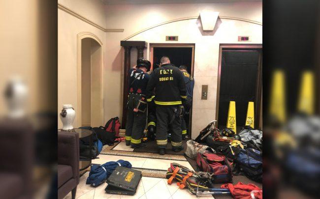 Bomberos inspeccionando el elevador tras el accidente en Nueva York (Especial).