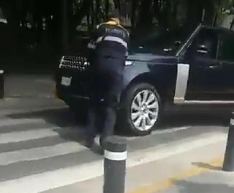 El enfurecido conductor le aventó la camioneta a un elemento de tránsito. (Especial)